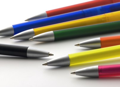 viele-bunte-Kugelschreiber