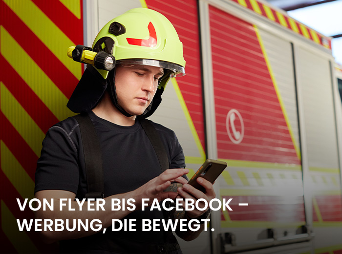 Ein Feuerwehrmann der sein Smartphone nutzt