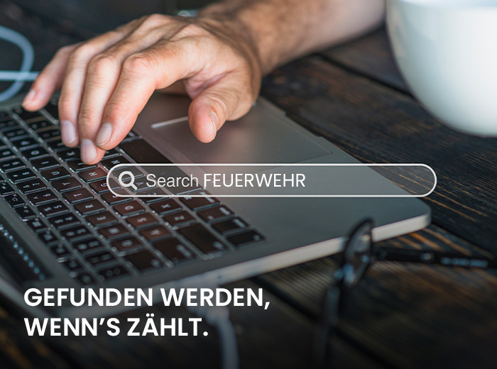 Sichtbarkeit: eine Hand der ein Laptop nutzt Sichtbarkeit: eine Hand der ein Laptop nutzt